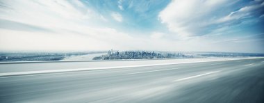 boş karayolu ile modern şehir