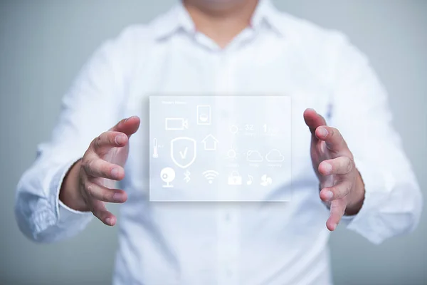 Man Använder Digital Glass Screen — Stockfoto