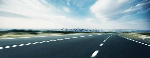 boş karayolu ile modern şehir