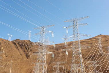 Yüksek gerilim iletim kulesi veya güç kuleleri (elektrik pilon) ve elektrik dağıtım Trafo Merkezi 