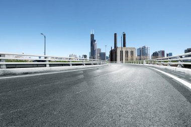 boş karayolu ile modern şehir