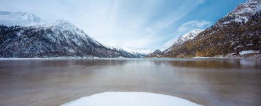 Kış manzarası, karla kaplı dağlar