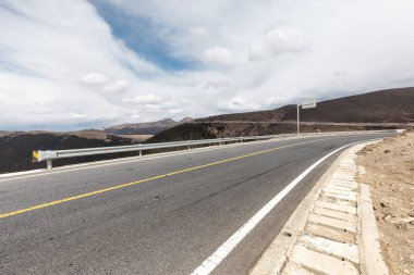dağ manzaralı boş yol