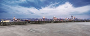 Geceleri modern New York manzaralı boş bir arazi.