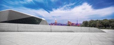 Geceleri modern New York manzaralı boş bir arazi.