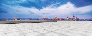 Geceleri modern New York manzaralı boş bir arazi.