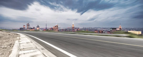 ニューヨーク モダンな都市景観と空のアスファルトの道路 — ストック写真