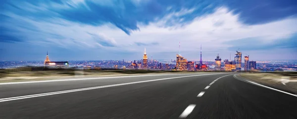 Autostrada Asfaltata Vuota Con Paesaggio Urbano Moderno New York — Foto Stock