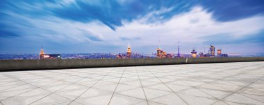 Geceleri modern New York manzaralı boş bir arazi.