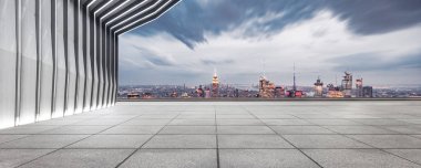 Geceleri modern New York manzaralı boş bir arazi.