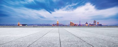 Geceleri modern New York manzaralı boş bir arazi.