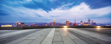 Geceleri modern New York manzaralı boş bir arazi.