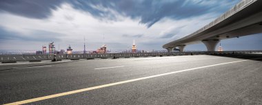 boş asfalt karayolu ile modern cityscape New York