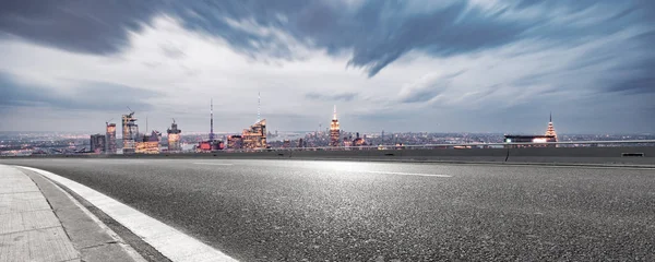 Lege Asfalt Snelweg Met Moderne Skyline Van New York — Stockfoto