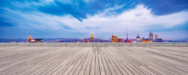 Geceleri modern New York manzaralı boş bir arazi.