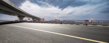 boş asfalt karayolu ile modern cityscape New York