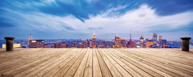 Geceleri modern New York manzaralı boş bir arazi.