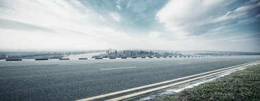 boş karayolu ile modern şehir