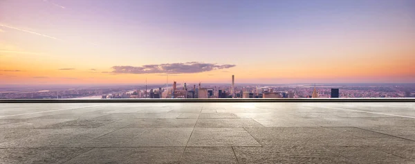 空地板与现代城市景观在纽约 — 图库照片