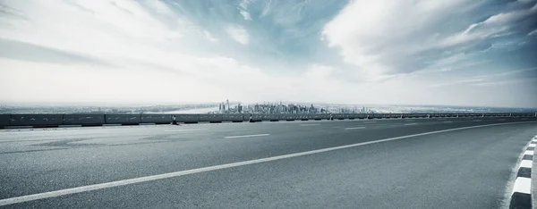 空的高速公路通过现代城市 — 图库照片