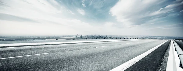 Leere Autobahn Durch Moderne Stadt — Stockfoto