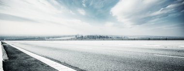 boş karayolu ile modern şehir