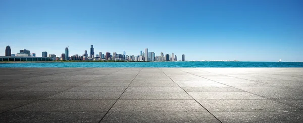 Terreno Vuoto Con Skyline Della Città — Foto Stock