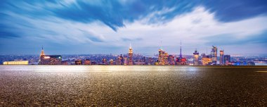 boş asfalt karayolu ile modern cityscape New York