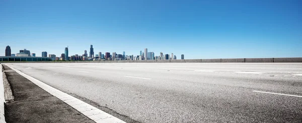 Autostrada Vuota Attraverso Città Moderna — Foto Stock