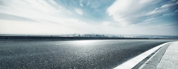 boş karayolu ile modern şehir