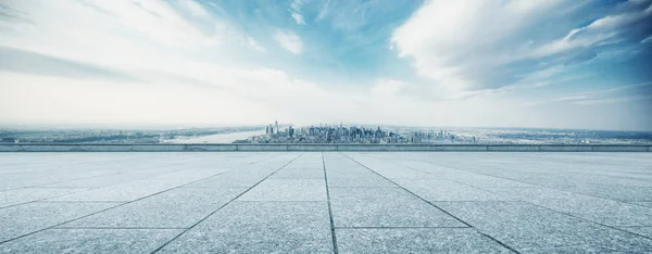 ニューヨークの近代的な都市景観と空床 — ストック写真