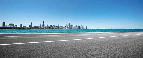 Terreno Vuoto Con Skyline Della Città — Foto Stock