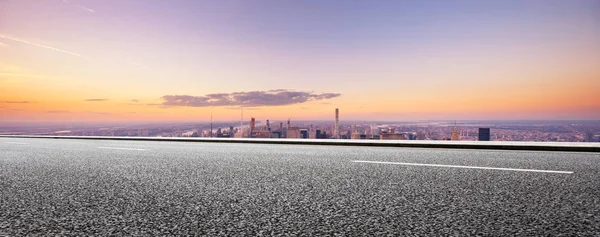 Autostrada Vuota Attraverso Città Moderna — Foto Stock