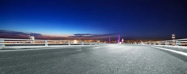 Estrada Vazia Através Cidade Moderna — Fotografia de Stock