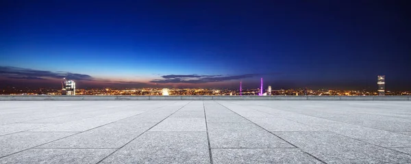 ニューヨークの近代的な都市景観と空床 — ストック写真