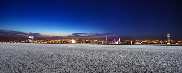 Autostrada Vuota Attraverso Città Moderna — Foto Stock