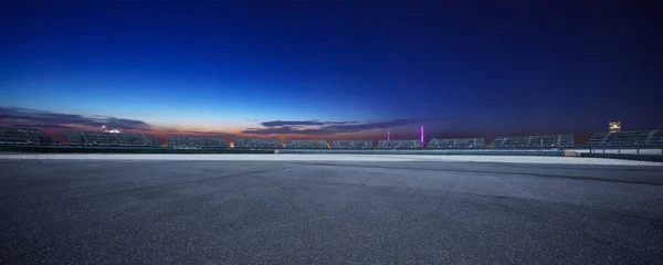 Autopista Vacía Través Ciudad Moderna —  Fotos de Stock