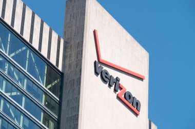 New York - 10 Temmuz 2018: New York'taki Verizon binası. Verizon 110,9 milyar Usd geliri ile büyük bir Amerikan geniş bant ve telekomünikasyon şirketidir.
