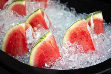 satılık buz ile karpuz parçaları