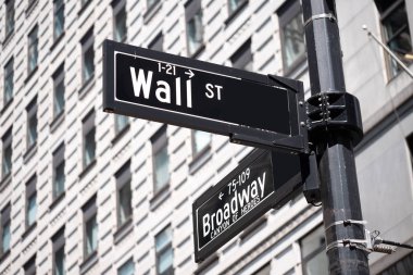 New York Wall Street caddesinin köşesindeki yol tabelası.