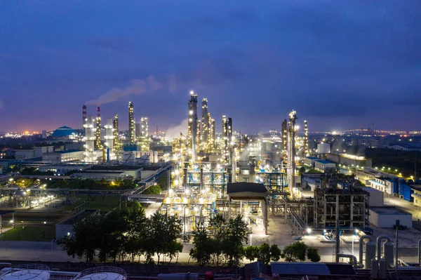 石油和天然气工业 炼油厂形成工业在晚上 — 图库照片