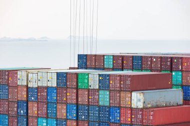 İş ve lojistik ihracat ve ithalat yapan konteyner gemisi. Kargoyu vinçle limana götürüyorum. Uluslararası su taşımacılığı. Hava görünümü