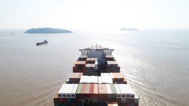 Hava üstten görünüm kapsayıcı kargo gemisiyle ithalat ihracat iş lojistik ve uluslararası sanat eseri konteyner kargo gemisi açık denizde tarafından