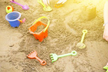 Sahilde çocuk bina sandcastle