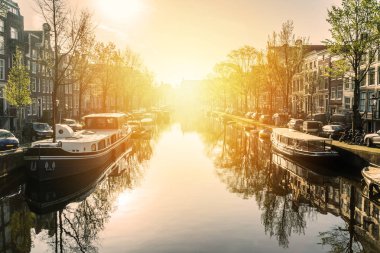 Amsterdam kanal tekneleri, Hollanda ile gün batımında