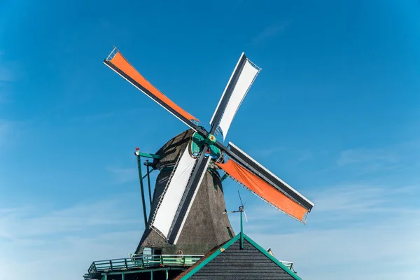 Hollanda Yel Değirmeni Üzerinde Mavi Bir Gökyüzü — Stok fotoğraf