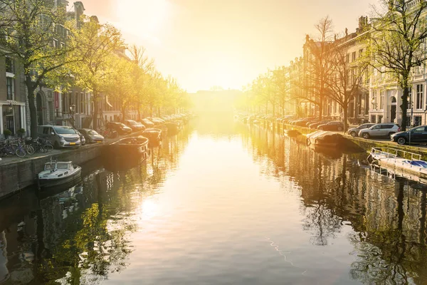 Amsterdam kanal tekneleri, Hollanda ile gün batımında