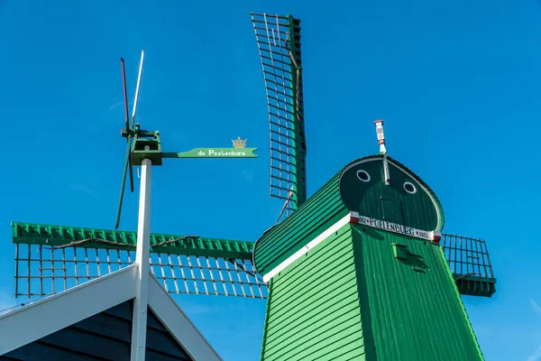 荷兰蓝天上的绿色风车 — 图库照片