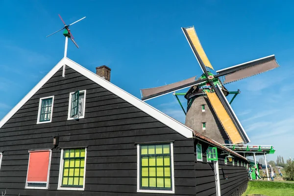 Domu Wiatrak Błękitne Niebo Holandia — Zdjęcie stockowe