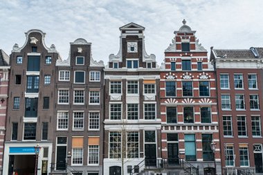 Hollanda'nın Amsterdam, geleneksel renkli eski binalar